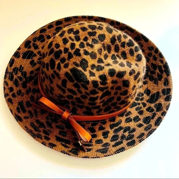 Victoria Secrets Leopard Hat With Wing Charm - Picture 2 of 6